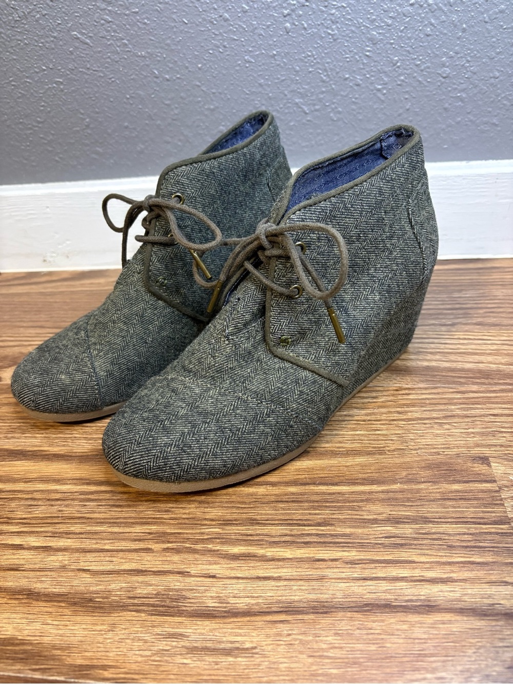 TOMS "Desert" Wedge Booties featuring an olive green herringbone fabric size 8